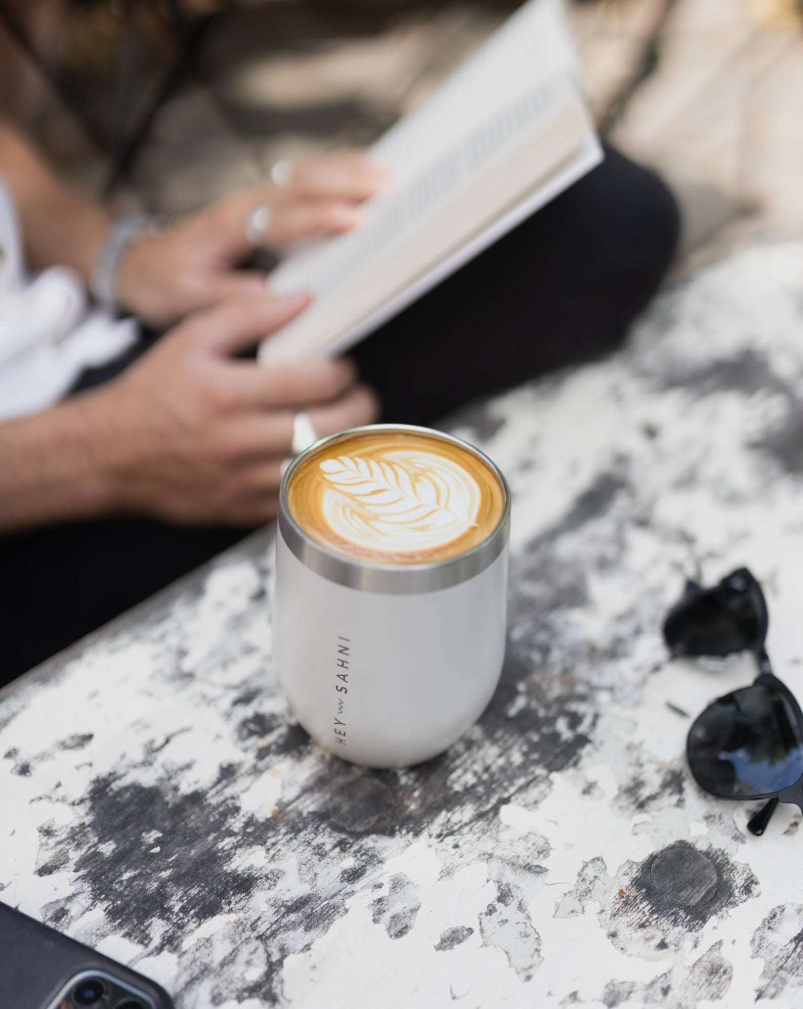 HEY SAHNI Edelstahl Kaffeebecher mit Buch im Café – Coffee to go
