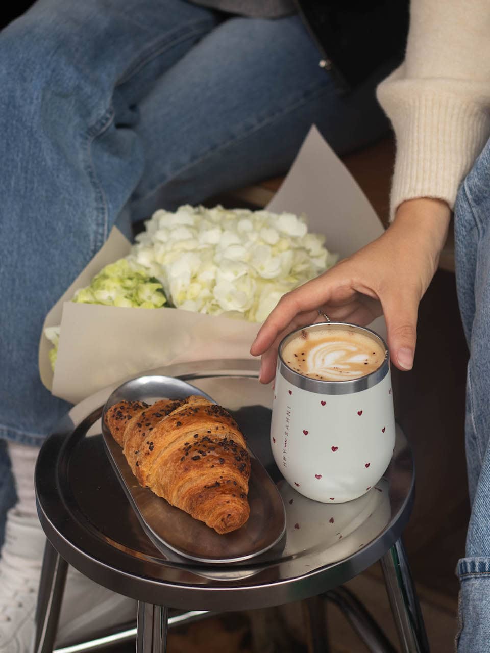 HEY SAHNI Amore Becher mit Kaffee