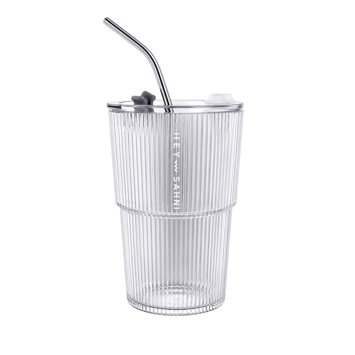 HEY SAHNI Iced To-Go Cup aus bruchsicherem Hartplastik mit Strohhalm – Freisteller