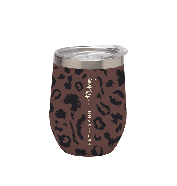 HEY SAHNI x HEY HONEY Thermobecher Vorderansicht – Nachhaltiger wiederverwendbarer Kaffeebecher aus Edelstahl mit Logo