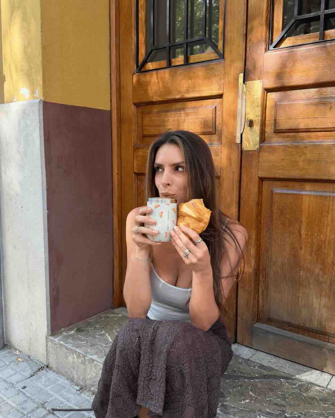 Lisa hält den HEY SAHNI x Fullproof Bakery Cup und ein Croissant.